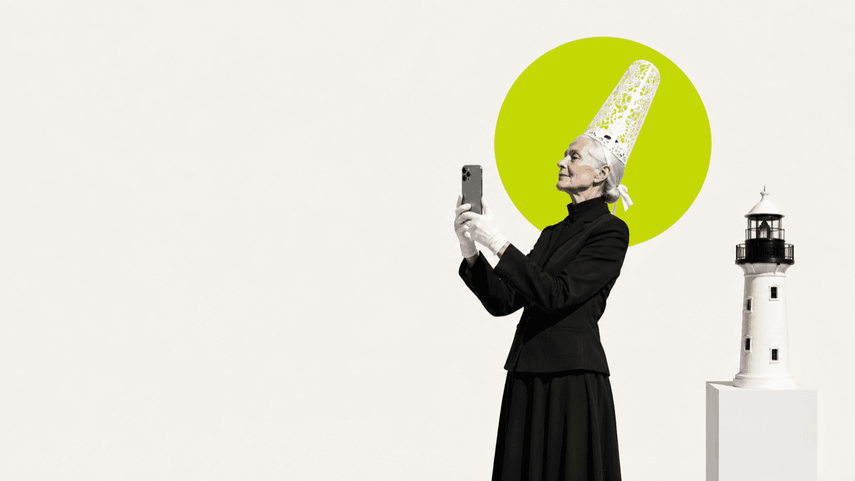 Une bigoudène en coiffe traditionnelle tient son smartphone, un phare breton à ses côtés